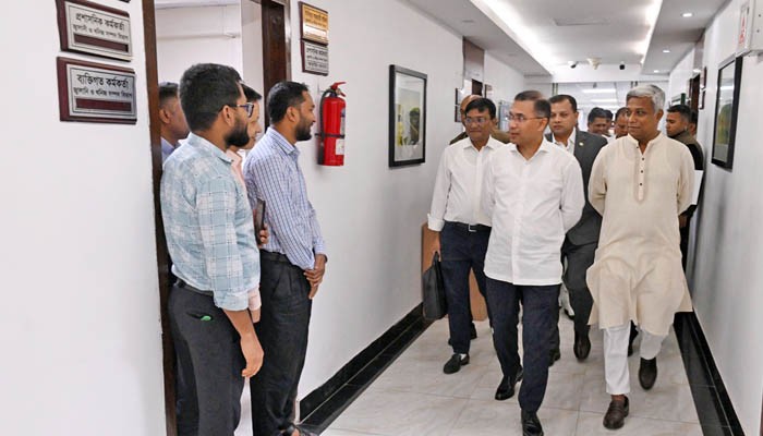 বিভিন্ন মন্ত্রণালয়ে আকস্মিক পরিদর্শন প্রধানমন্ত্রীর