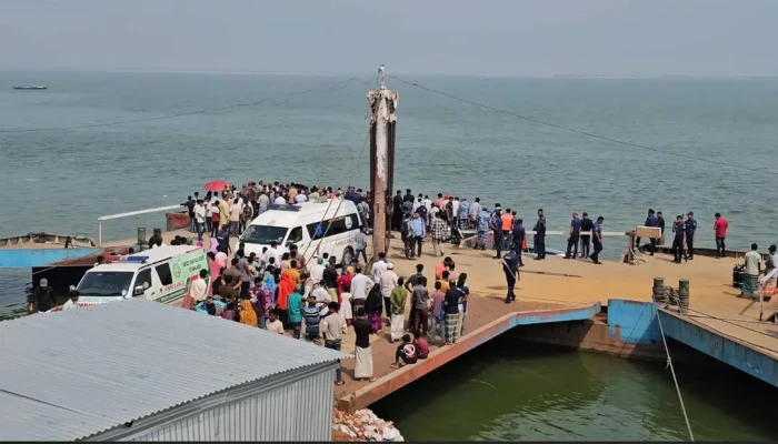 ফেরিঘাটের অব্যবস্থাপনাকেই দুষছেন চালকেরা
