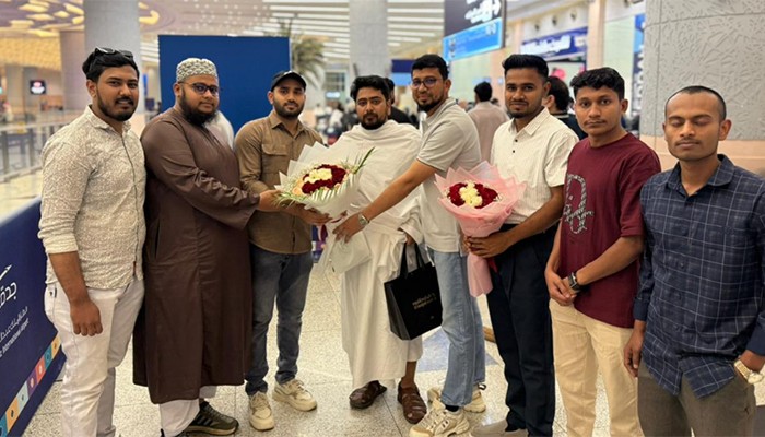 ​ওমরাহ করতে সৌদি আরবে পৌঁছেছেন নাহিদ ইসলাম