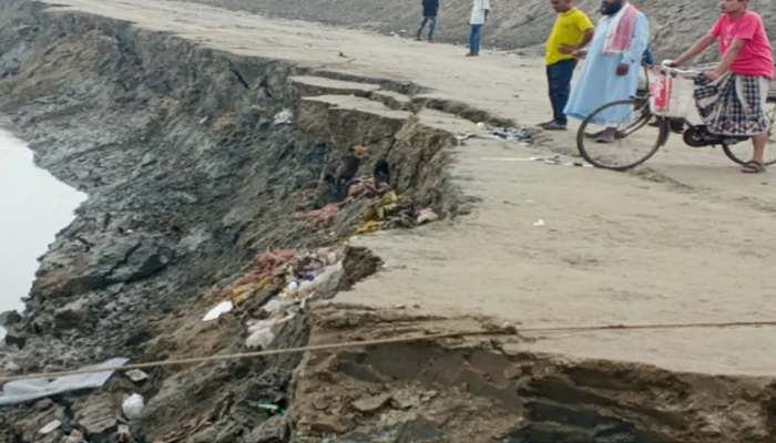 ভাঙনের মুখে সাতক্ষীরার দুইশ বছরের ঐতিহ্যবাহী হাট