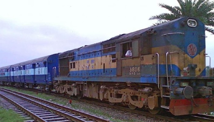 ​উপবন এক্সপ্রেসের ইঞ্জিনে আগুন, ৩ ঘণ্টা বন্ধ রেল যোগাযোগ