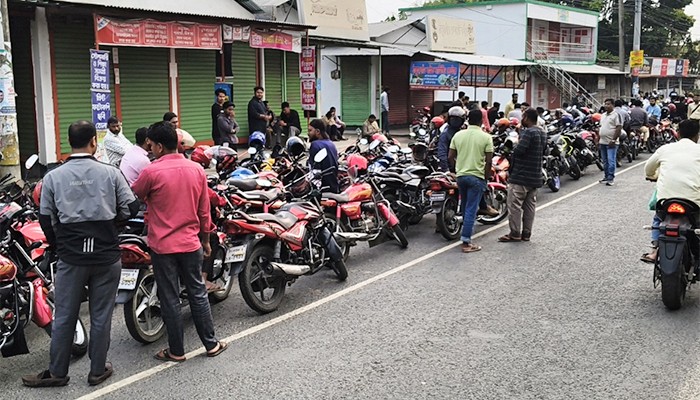 ​ঠাকুরগাঁওয়ে জ্বালানি তেলের তীব্র সংকট, পাম্পে দীর্ঘ লাইন
