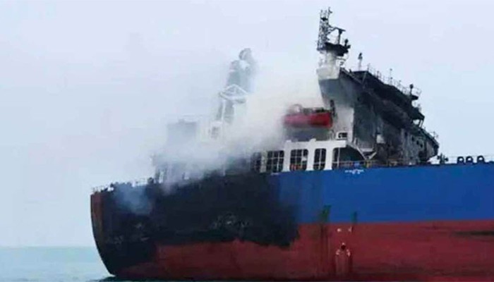 দুবাই বন্দরে ২০ লাখ ব্যারেল তেলভর্তি জাহাজে ইরানের হামলা