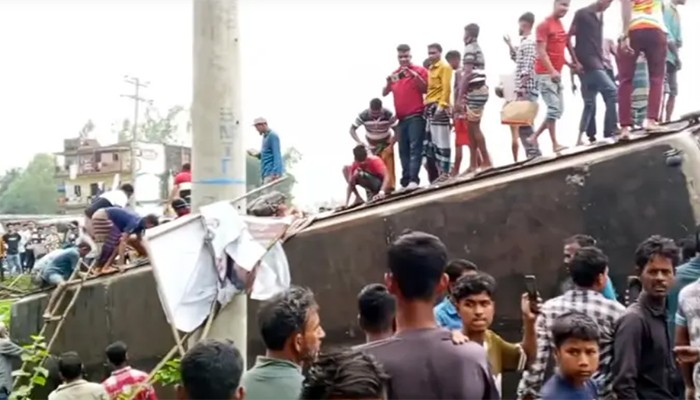 ​ঢাকা-সিলেট মহাসড়কে বাস উল্টে আহত ১৫