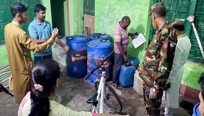 ​পিরোজপুরে ব্যবসায়ীর বাসা থেকে দুই হাজার লিটার জ্বালানি তেল জব্দ