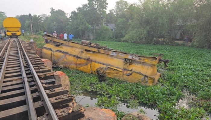 ​১২ ঘণ্টাতেও স্বাভাবিক হয়নি সিলেটের রেলপথ