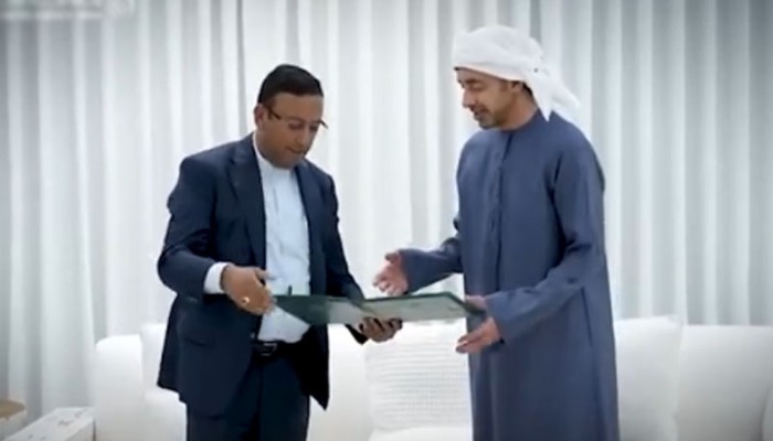 ​আমিরাতের প্রেসিডেন্টের জন্য বাংলাদেশের প্রধানমন্ত্রীর সংহতিপত্র হস্তান্তর