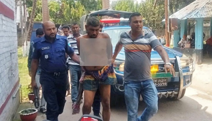 ​মাইকে ঘোষণা দিয়ে পুলিশকে মেরে আসামি ছিনতাই!