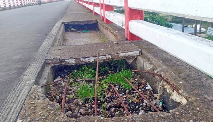 সেতুর ভাঙা স্লাবে ভোগান্তিতে কুয়াকাটাগামী মানুষ