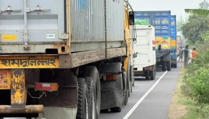 ঢাকা-চট্টগ্রাম মহাসড়কে ৮ কিলোমিটার যানজট
