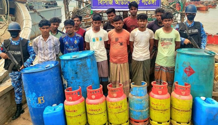 মিয়ানমারে পাচারকালে ৬ হাজার লিটার ডিজেলসহ ১২ জন আটক