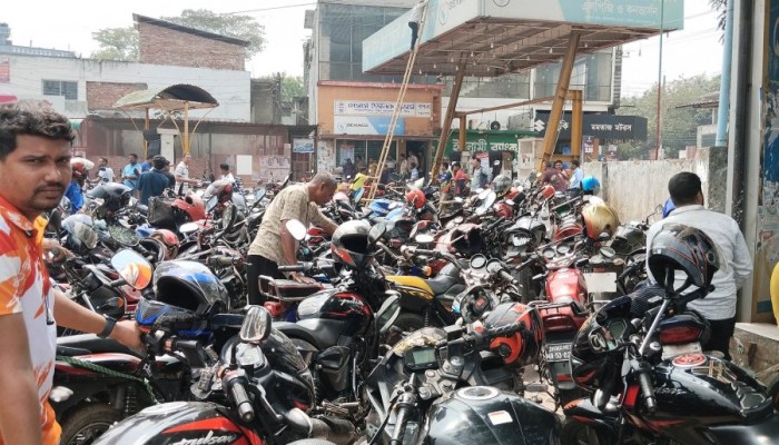 ঘণ্টার পর ঘণ্টা অপেক্ষা করেও মিলছে না তেল