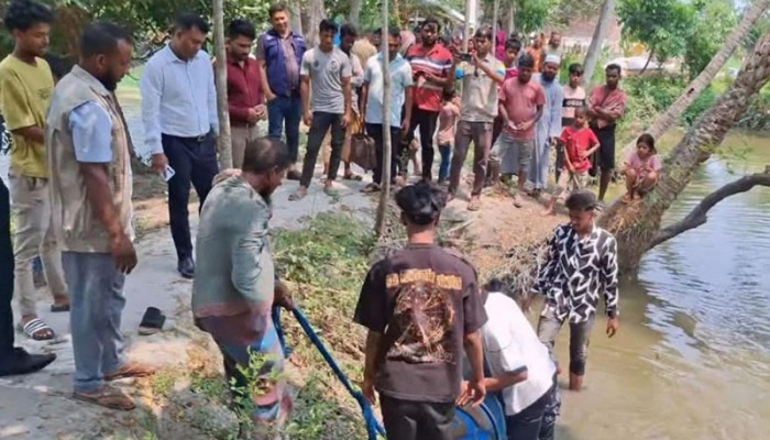 পুকুর থেকে ডিজেল উদ্ধার