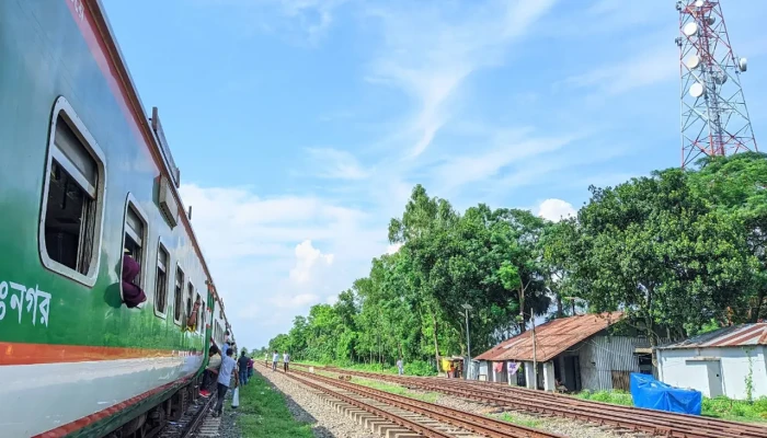 চলন্ত ট্রেন থেকে লাফ, পুলিশ সদস্যের দুই পা বিচ্ছিন্ন