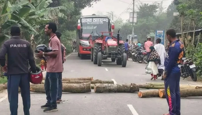 তেলের জন্য সড়ক অবরোধ