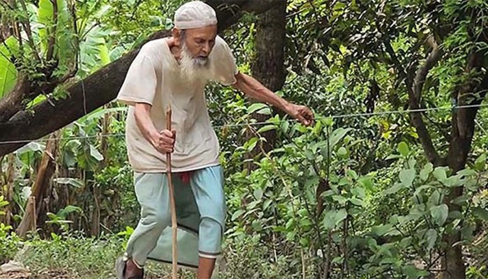 ​দড়ি-বাঁশ ধরে মসজিদে যাওয়া সেই অন্ধ মুয়াজ্জিন মারা গেছেন