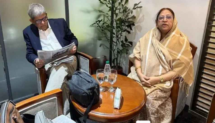 চিকিৎসার জন্য সস্ত্রীক সিঙ্গাপুর গেলেন মির্জা ফখরুল