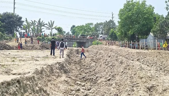 খাল ভরাটে হুমকিতে কৃষিজমি