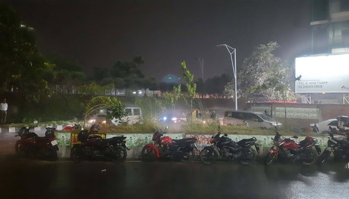 ৫০০ টাকার তেলের জন্য ঝড়-বৃষ্টিতে আড়াই ঘণ্টা!