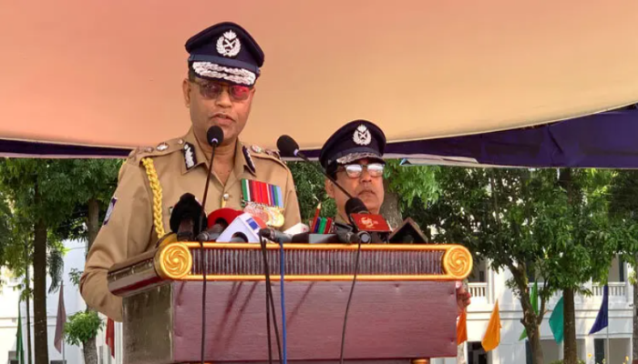 পুলিশ সদস্যের প্রধান দায়িত্ব জনগণের নিরাপত্তা নিশ্চিত করা