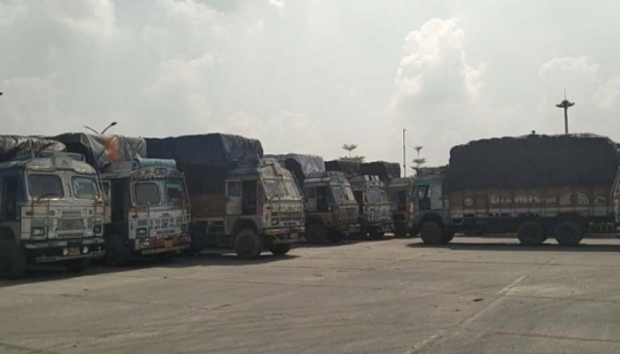 বেনাপোল বন্দরে ট্রাকে পণ্য ওঠানো-নামানো বন্ধ