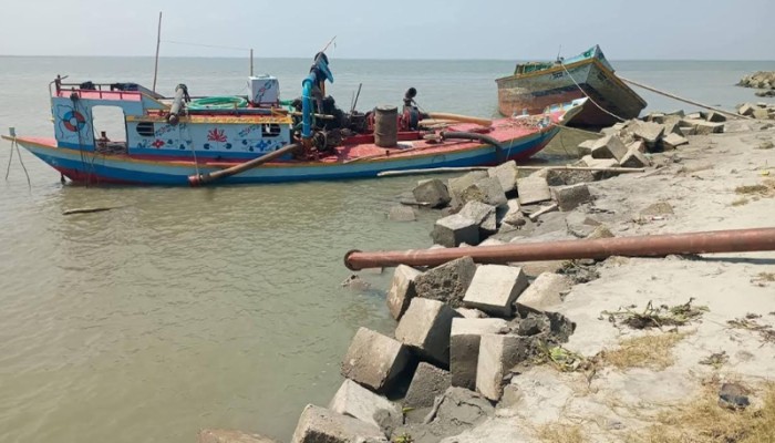 চাঁদপুরে হুমকিতে নদী রক্ষা বাঁধ