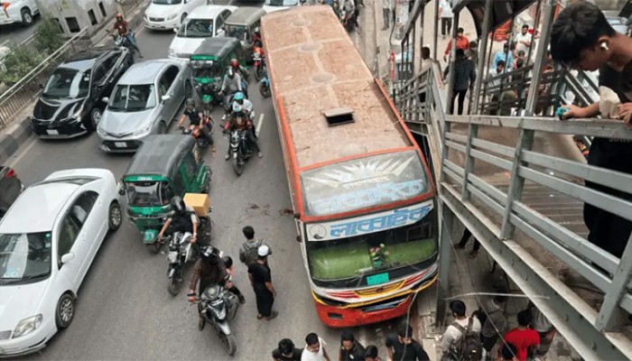 ​কারওয়ানবাজারে বাসচাপায় অটোরিকশাচালক নিহত, আহত ৩