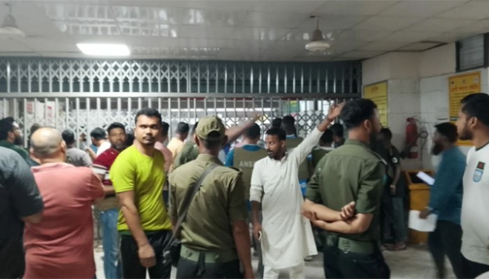 ​ঢামেকে চিকিৎসকদের সঙ্গে ঢাবি শিক্ষার্থীদের সংঘর্ষ, জরুরি সেবা বন্ধ