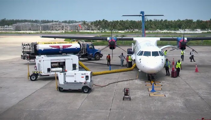 পাম্পের কর্মী দিয়ে বিমানের রিফুয়েলিং!