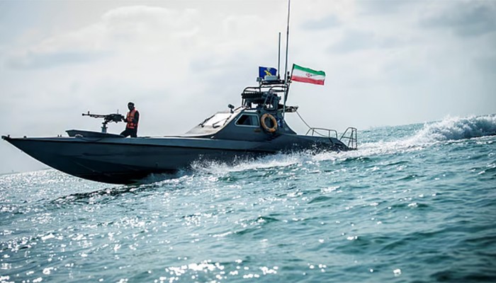 হরমুজ প্রণালি ছেড়ে ‘পালাচ্ছে’ মার্কিন ডেস্ট্রয়ার, ভিডিও প্রকাশ