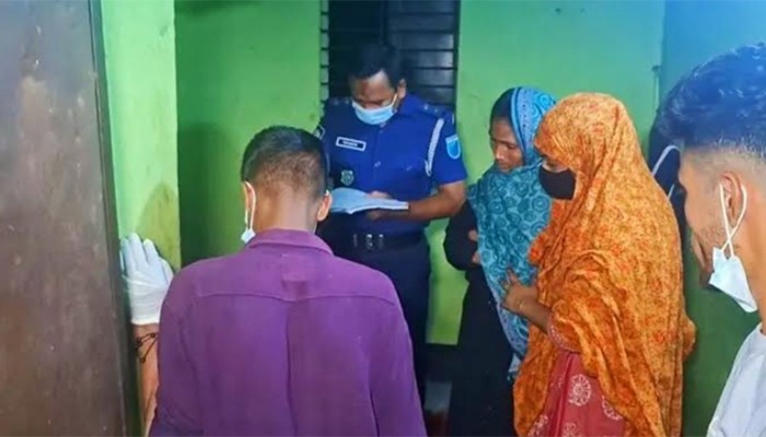 ​ছেলেসহ তিনজনকে কুপিয়ে ছাদ থেকে লাফ দিয়ে প্রাণ গেল