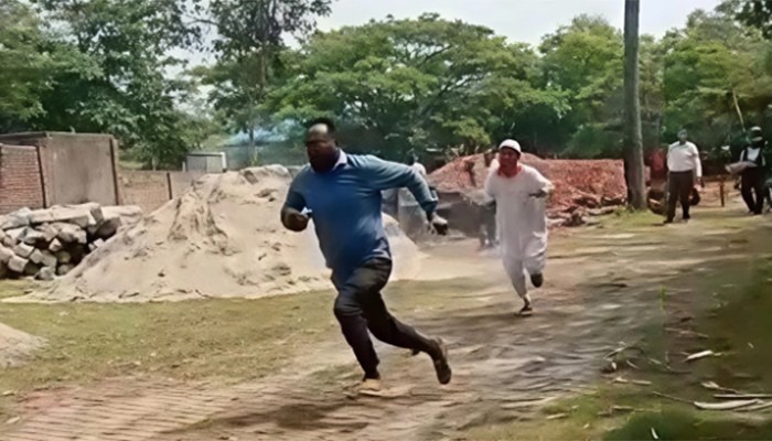 প্রকৌশলীকে লাঠি নিয়ে ধাওয়া করলেন ঠিকাদার