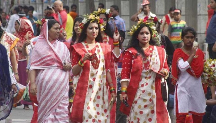 লাল-সাদা সাজে, মিষ্টি-নোনতায় বাঙালির বৈশাখ