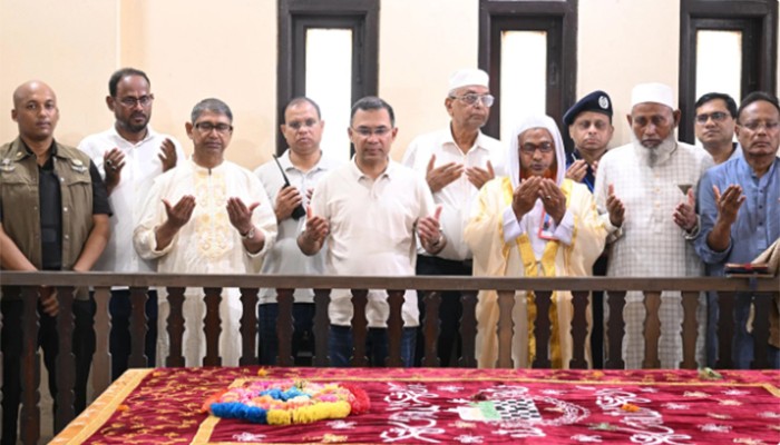 ​মওলানা ভাসানীর কবর জিয়ারত করলেন প্রধানমন্ত্রী