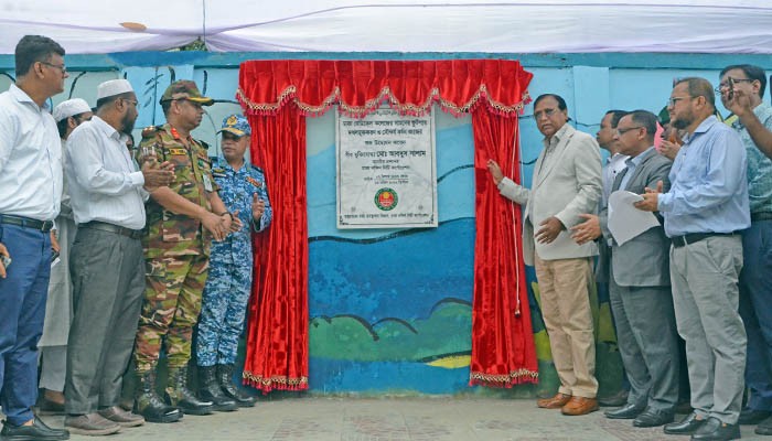 ফুটপাতের ব্যবসায়ীদের লাইসেন্স দেবে সরকার : ডিএসসিসি প্রশাসক