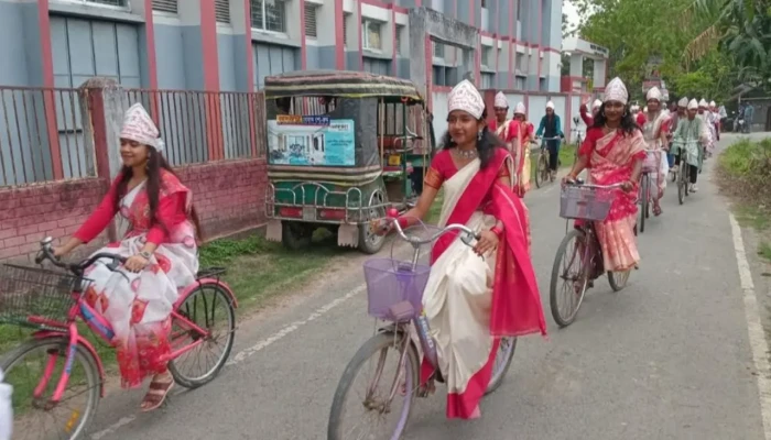 সাইকেল চালিয়ে গ্রামবাসীকে নববর্ষের শুভেচ্ছা জানাল স্কুলছাত্রীরা