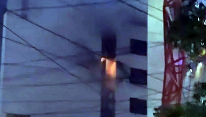 ​বনানীতে ১১ তলা ভবনে লাগা আগুন নিয়ন্ত্রণে