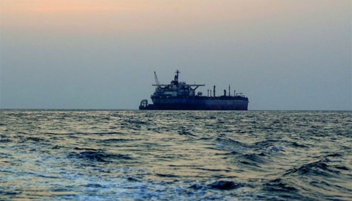 মার্কিন অবরোধের মধ্যেই হরমুজ পার হলো ইরানি জাহাজ