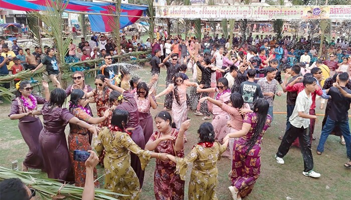 ​কুয়াকাটায় রাখাইনদের “মাহা সাংগ্রাই জলকেলি” উৎসব