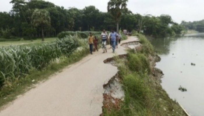 কালকিনিতে অবৈধ বালু উত্তোলন : নদীগর্ভে সড়ক