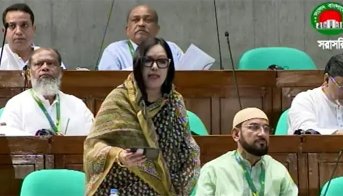 সংকট নেই, তবে পাম্পে ৩ কিলোমিটার লাইন কেন?