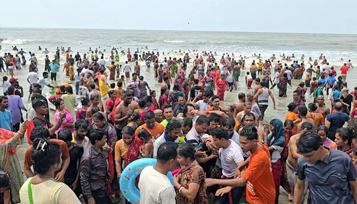 ​অক্ষয় তৃতীয়ায় সমুদ্রস্নানে হাজারো ভক্ত-অনুসারি, মুখরিত কুয়াকাটা