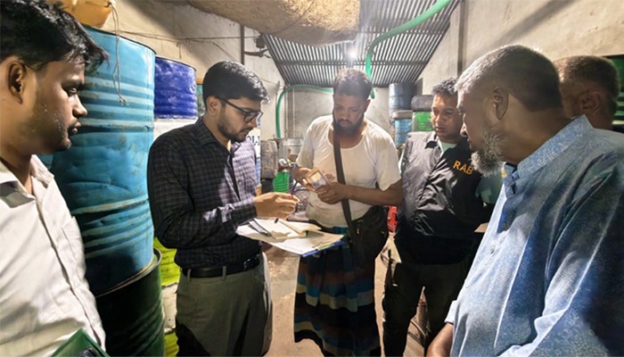 ​র‍্যাবের অভিযানে অবৈধ পেট্রোল জব্দ, দুই ব্যবসায়ীকে জরিমানা