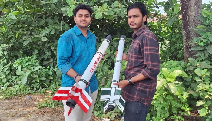 মিসাইল বানিয়ে আলোচনায় মামা-ভাগনে