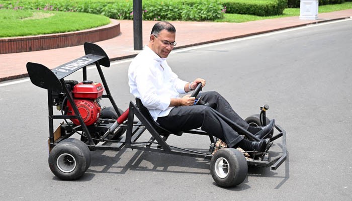 গো-কার্ট চালিয়ে উৎসাহ দিলেন প্রধানমন্ত্রী