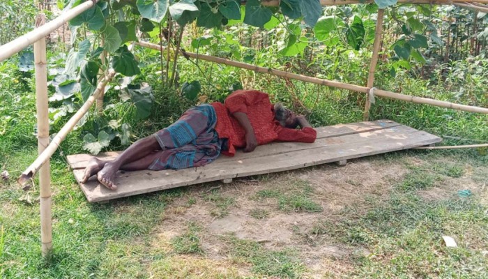 লোডশেডিংয়ে অতিষ্ট গ্রামের মানুষ