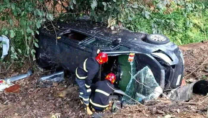 চট্টগ্রামে নিয়ন্ত্রণ হারিয়ে খাদে মাইক্রোবাস, ৩ জনের মৃত্যু