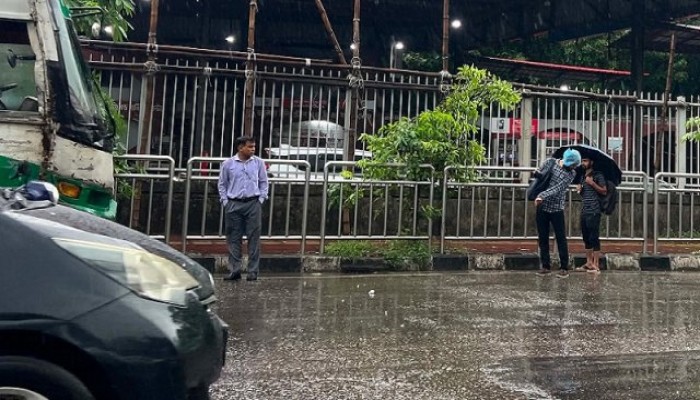 বৃষ্টিতে বিপাকে অফিসগামীরা