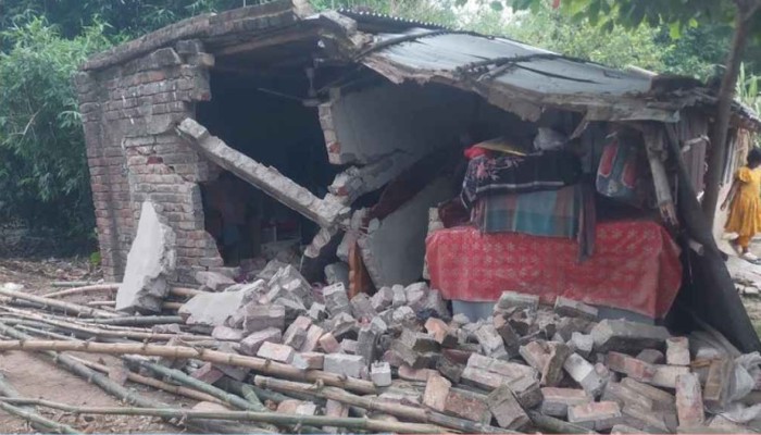 গাজা নিয়ে দেওয়াল ভেঙ্গে ঘরে ঢুকল মাইক্রোবাস!