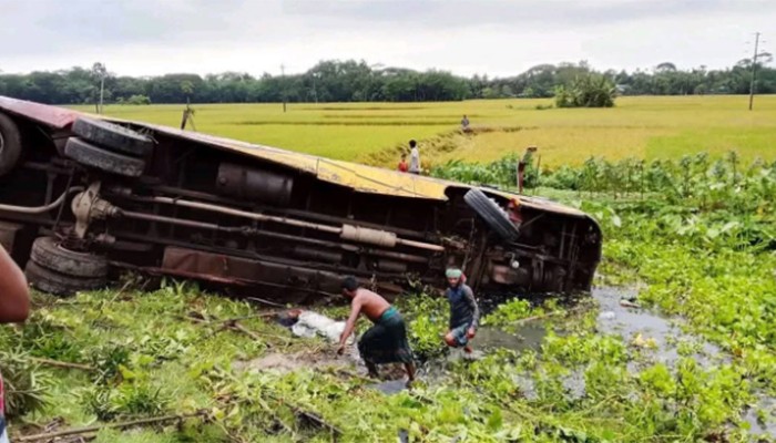 ​অন্য বাসকে সাইড দিতে গিয়ে খাদে, আহত ২০